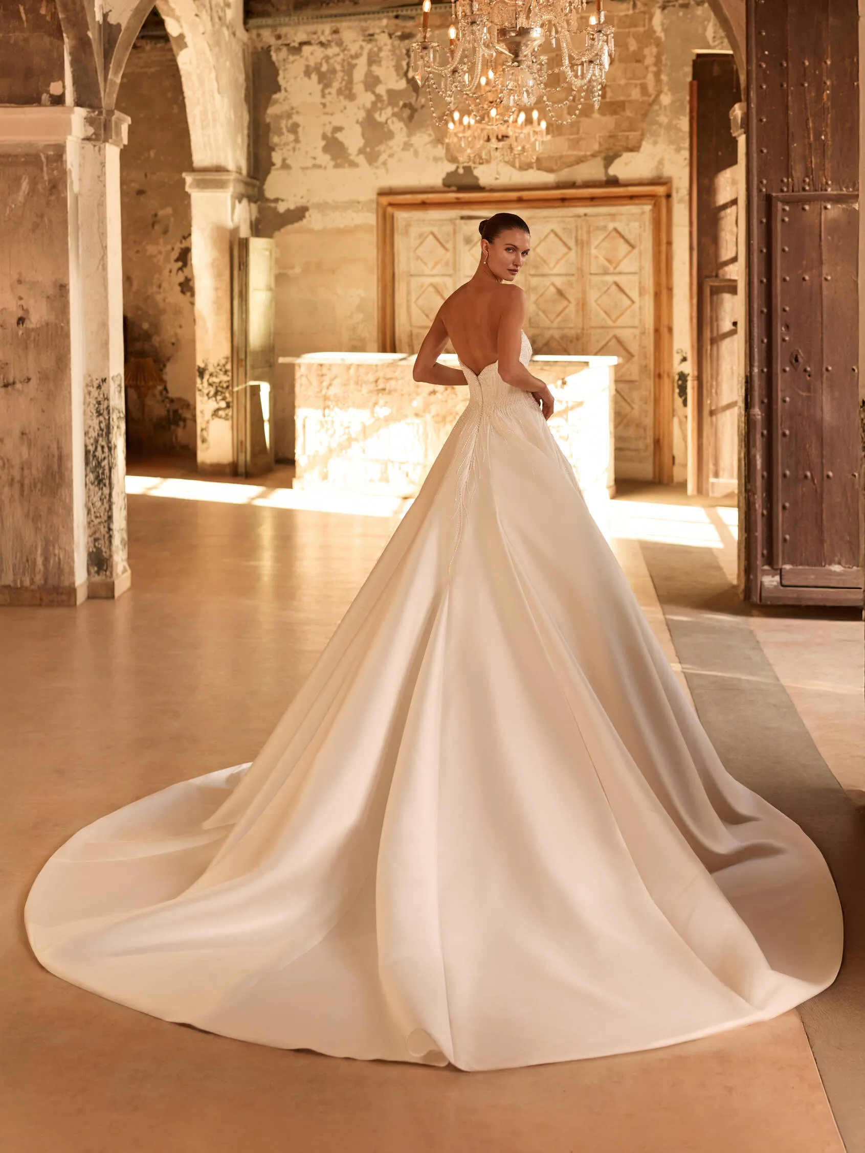 PRONOVIAS PRIVEE’ 2027 – LUCENTIA